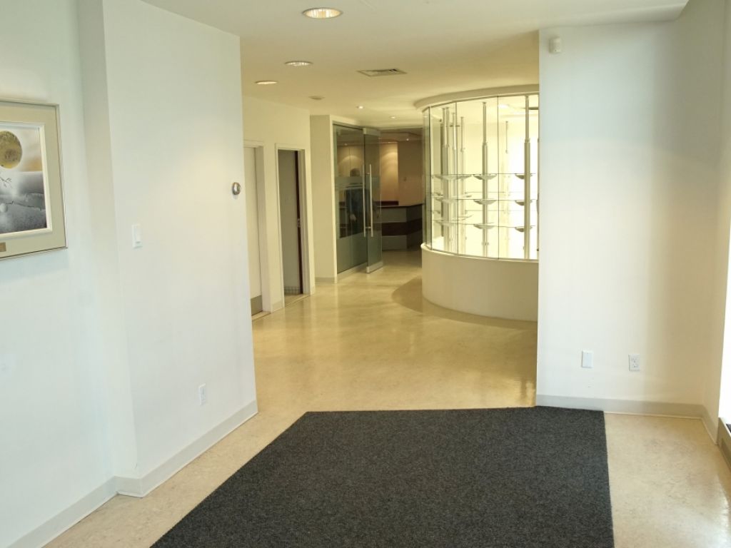 Espace commercial avec faade sur rue et stationnement