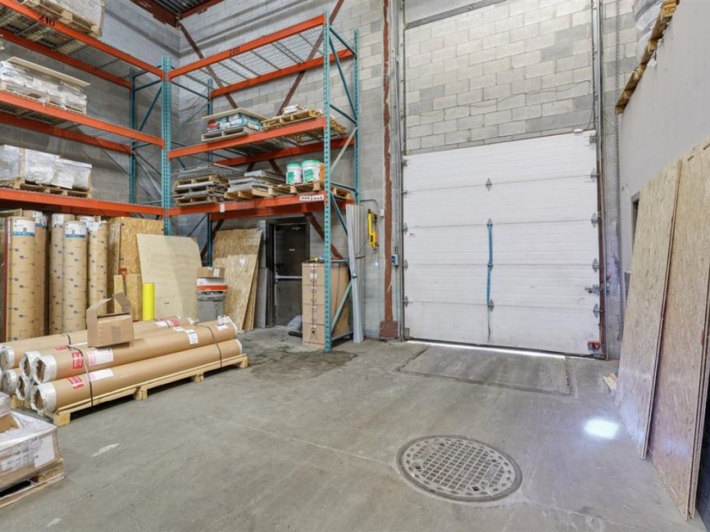 B�tisse industrielle � 8905 Boul. Henri-Bourassa O., Montr�al (Saint-Laurent)
