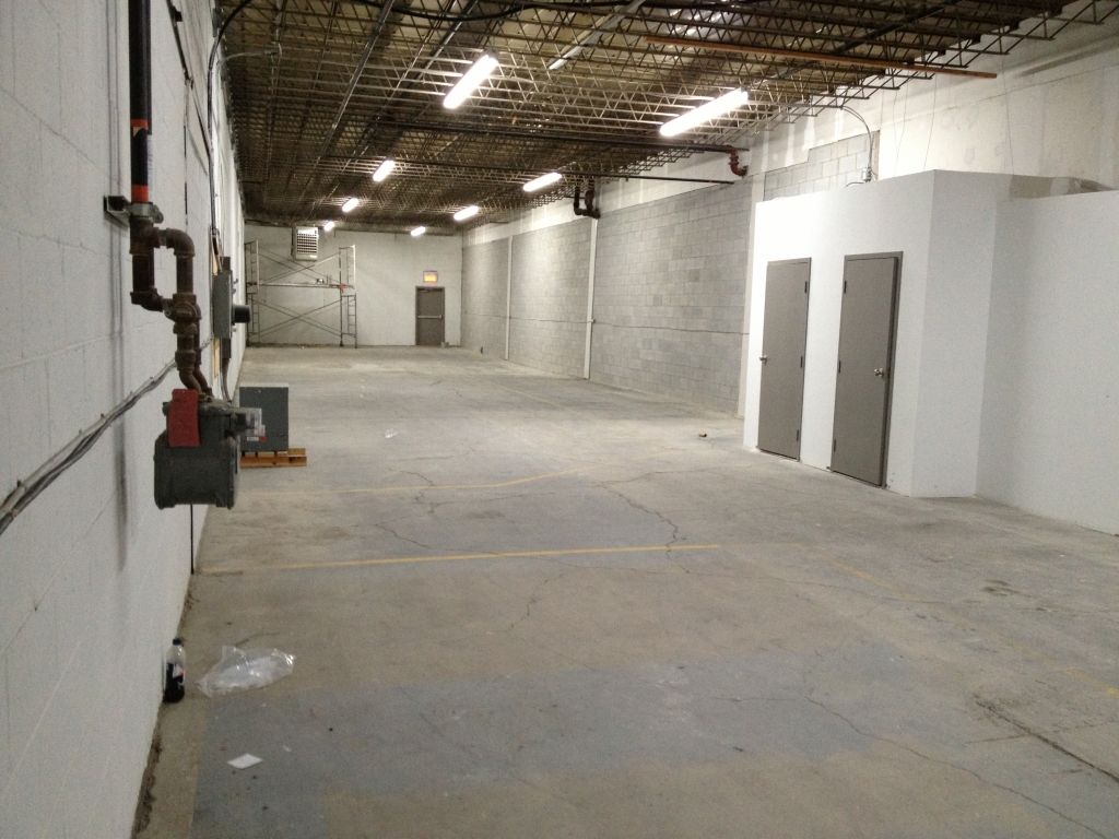 Entrepot de 3,800 pieds avec porte de garage