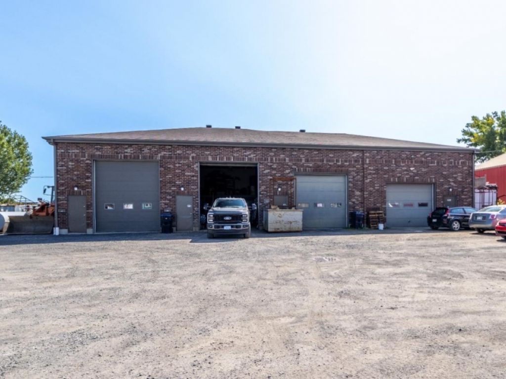 7 door garage 35,475 sqft C-043 zone heavy industrial La Prairie