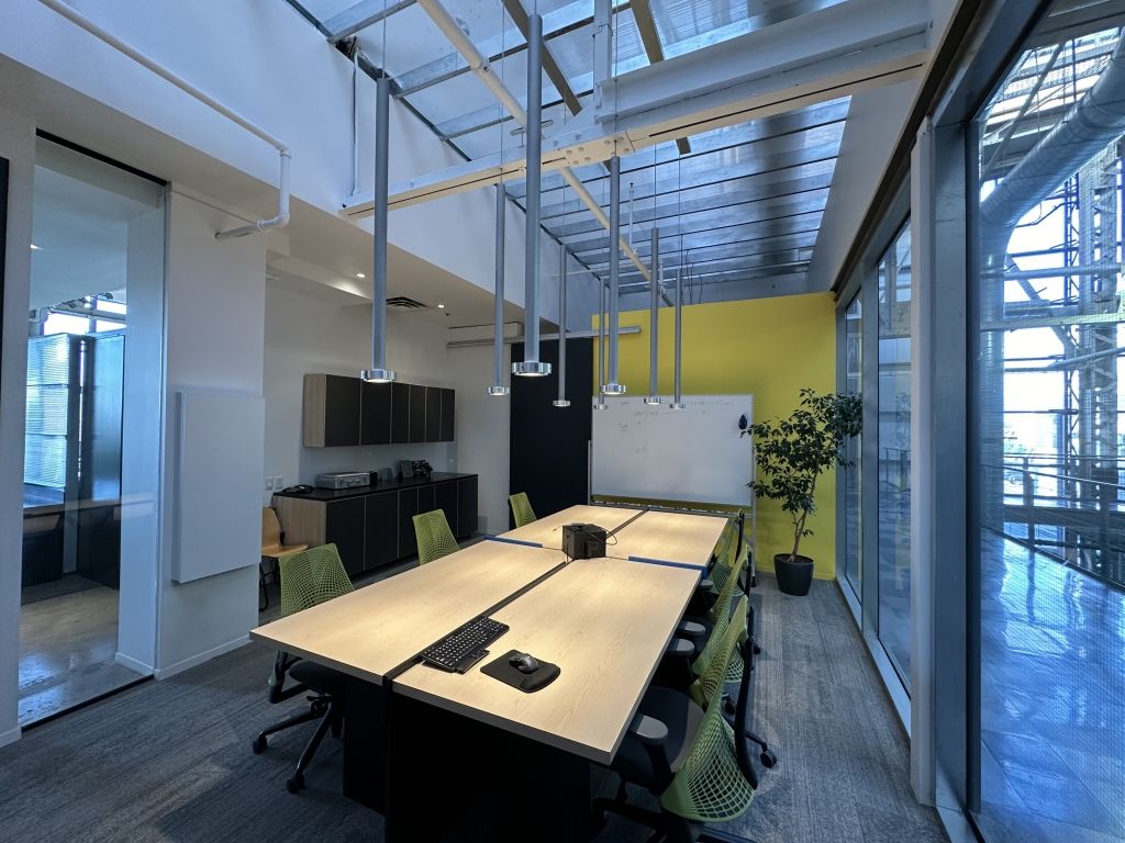 Technopôle Angus     Magnifique espace partagé de 2522 pi ca