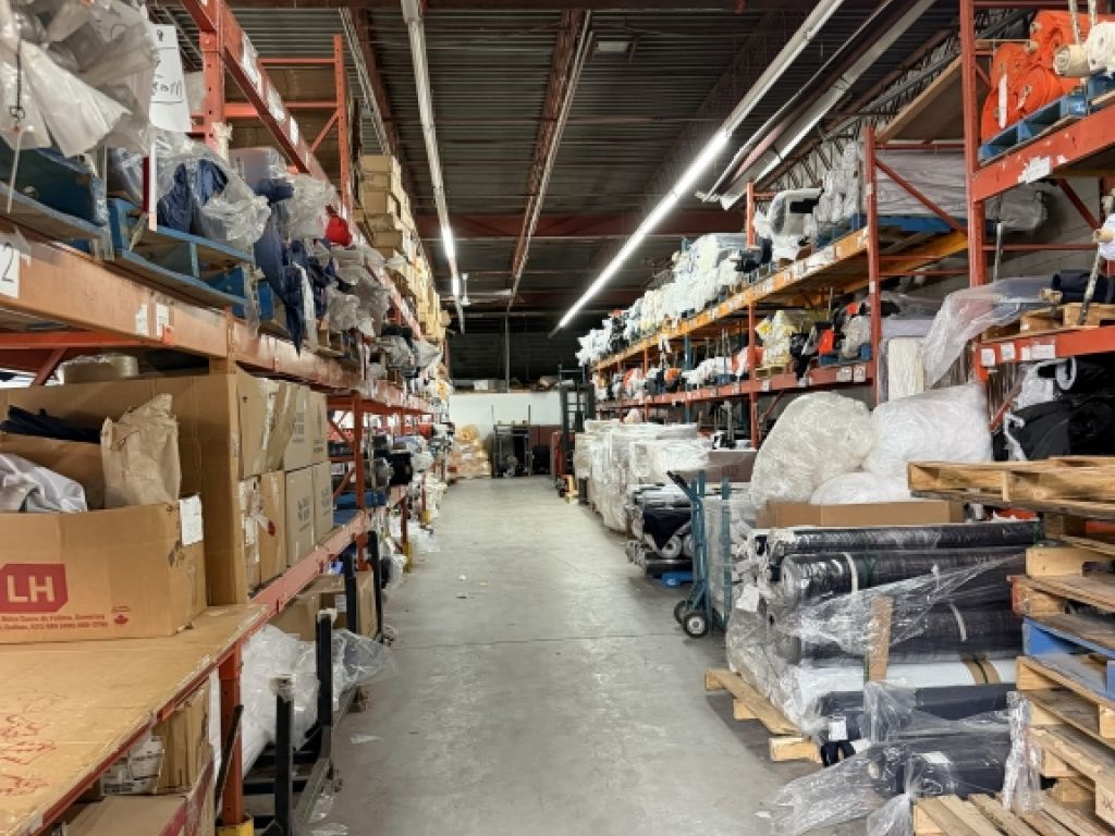 Espace industriel bien situ� avec 7 quais de chargement 