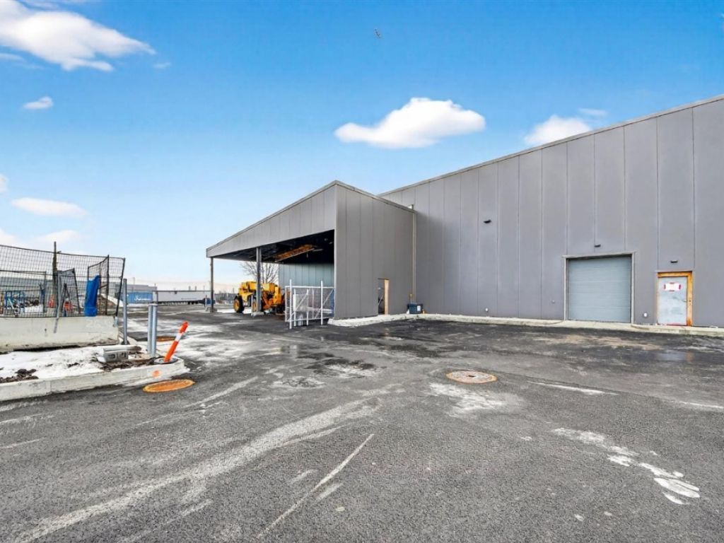Industrial building for sale