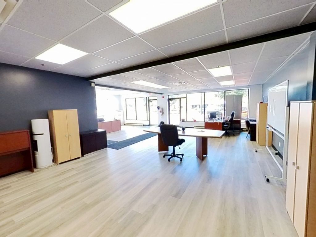 LOCAL COMMERCIAL AVEC PORTE AU SOL - BOUL. WILFRID-HAMEL