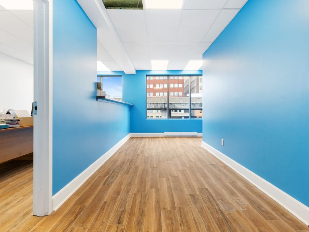 Commercial premises with garage - Strategic location - Quick occupancy