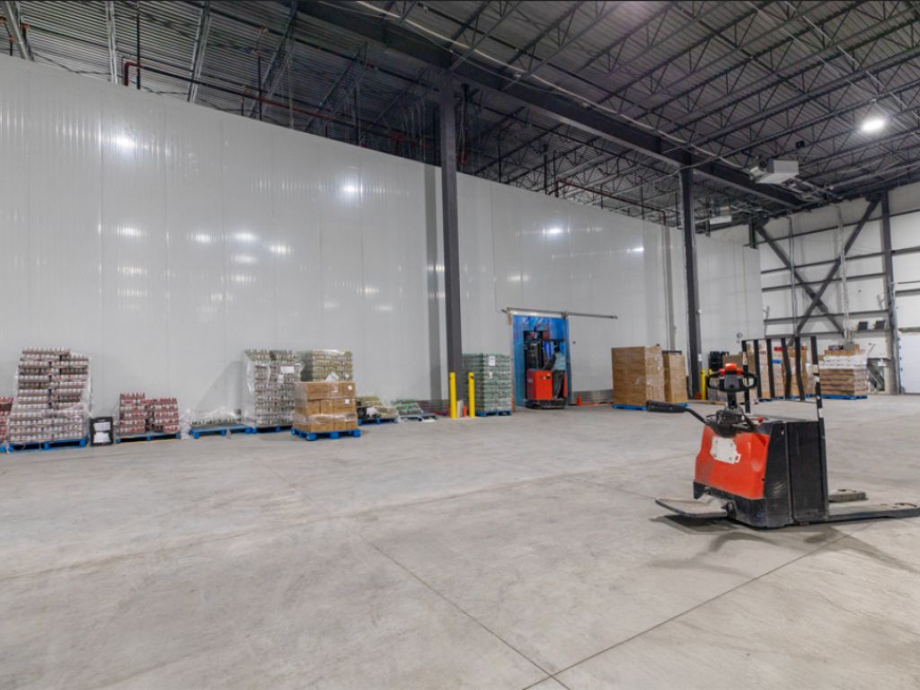 LOCAL INDUSTRIEL/ENTREPOT � LOUER, CANDIAC - 12 395 � 55 934 pi2