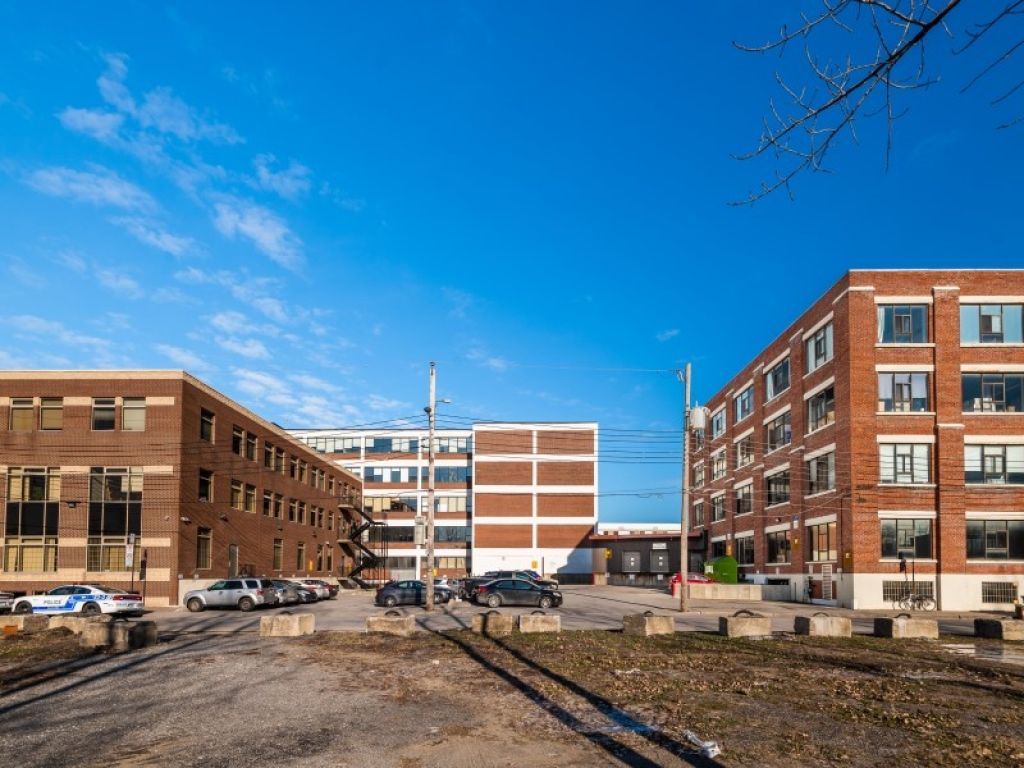 FOR RENT bright, renovated, air conditioned industrial space with 3 docks in Park Ex