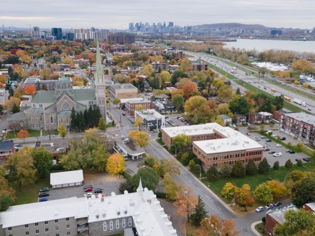 2,875 sqft office in a centennial building in Longueuil