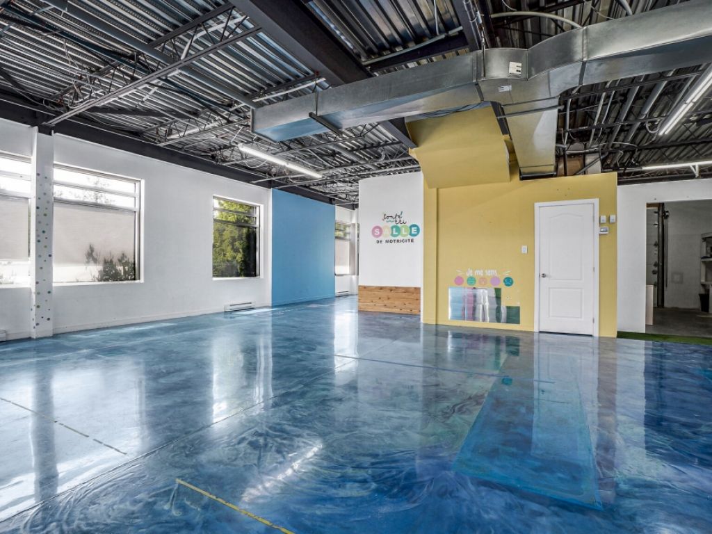 Commercial corner unit for Rent