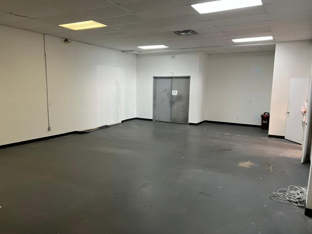 3400pc Emplacement de choix sur Jean-Talon Est  St-Leonard