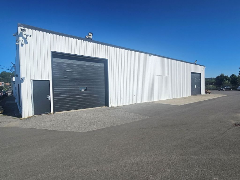 LOCAL SECTEUR MONTMORENCY AVEC PORTE DE GARAGE