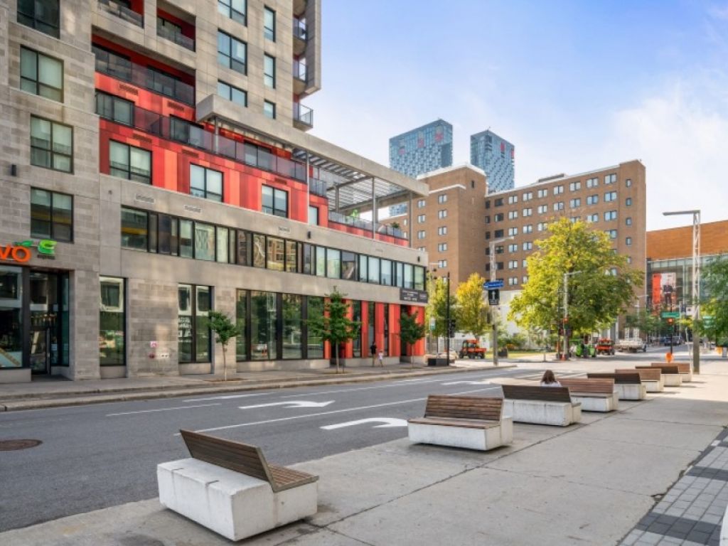 Corner retail space for rent in Quartier des spectacles