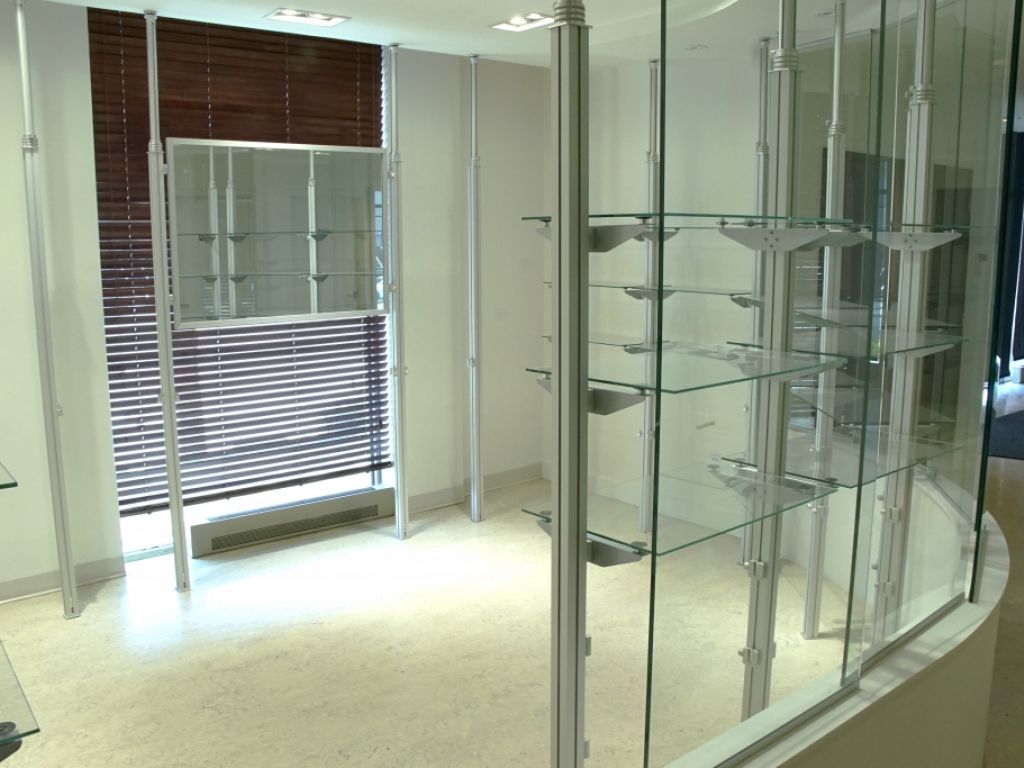 Espace commercial avec faade sur rue et stationnement
