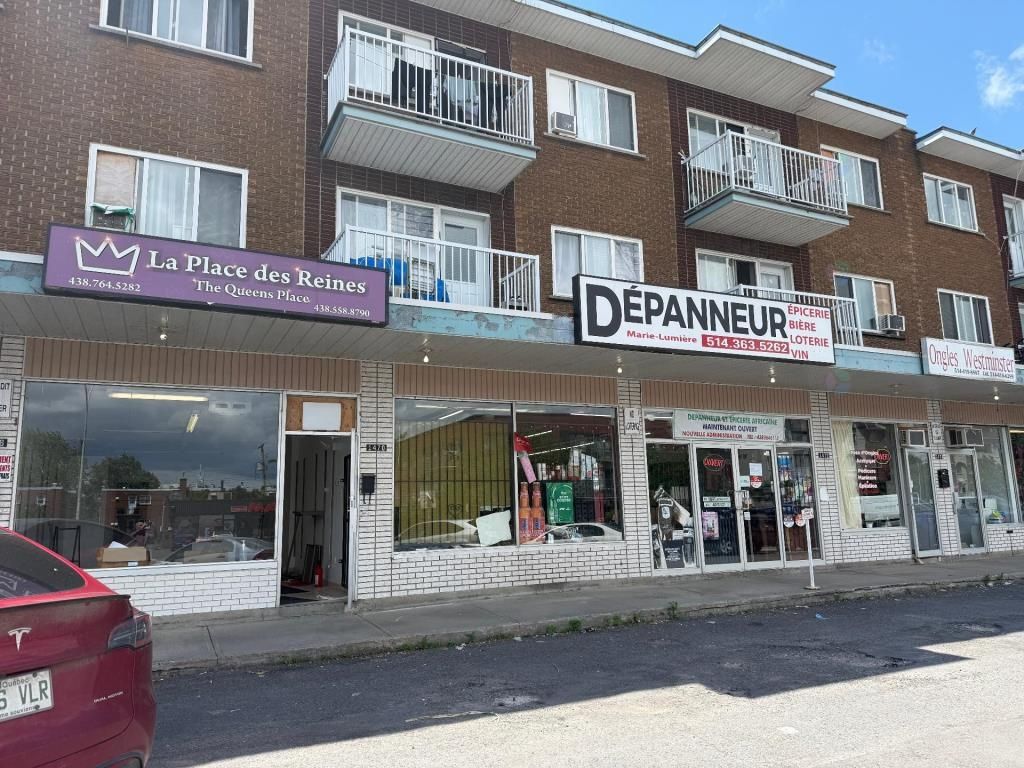 775 sqft Ground space in shopping center of LaSalle