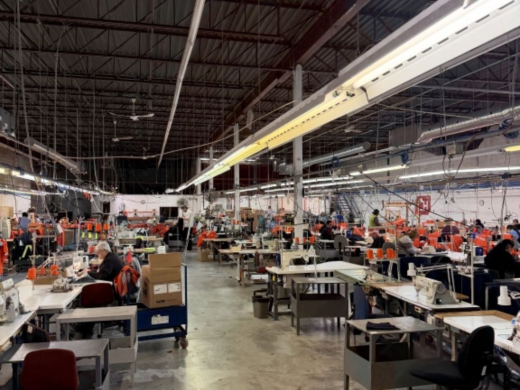 Espace industriel bien situ� avec 7 quais de chargement 