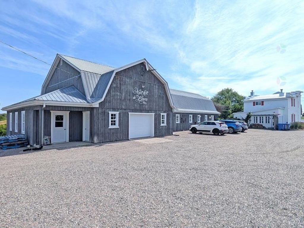 Semi-commercial property in an agricultural zone