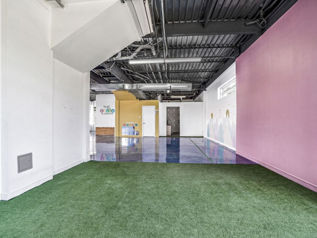 Commercial corner unit for Rent