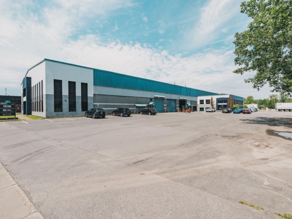 Warehouse for rent of 15,809 square feet with garage doors and crane