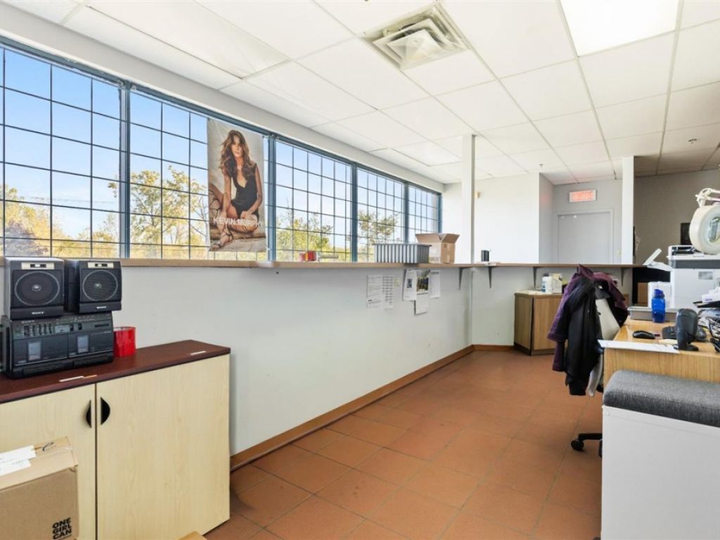 Office space for lease - 1680 Rue Fleetwood