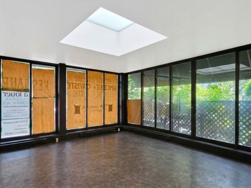 Commercial Space Montr�al (Ville‑Marie East) | High‑Visibility Corner + Usable Basement | Ideal for Optical Store, Express Pharmacy, Clinic & Professional Services