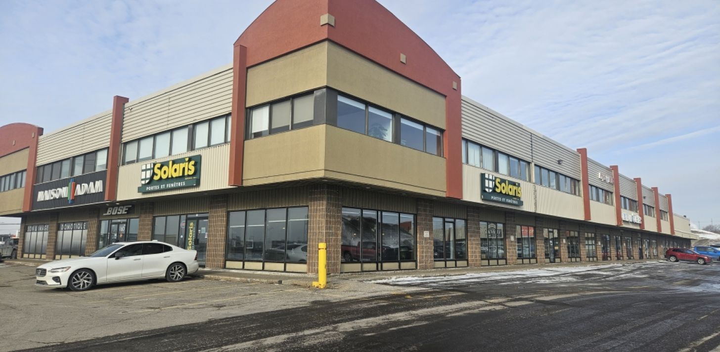 LOCAL COMMERCIAL EN FAÇADE SUR RUE BOUVIER - LEBOURGNEUF - À louer