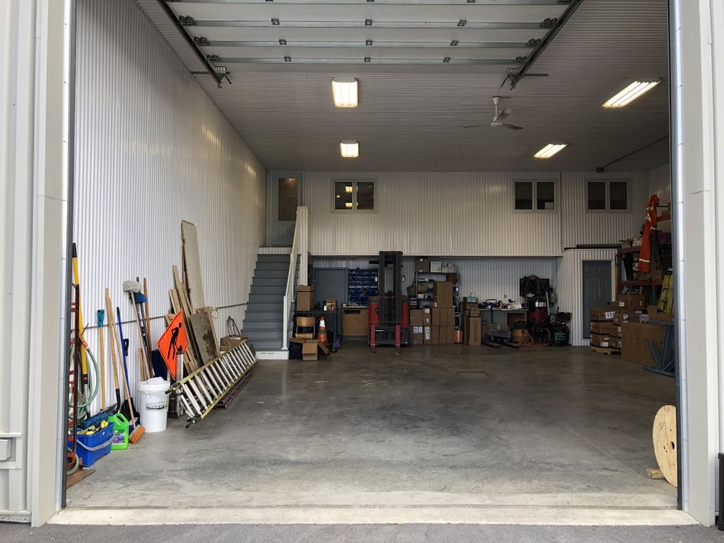 Garage - Warehouse - Office / Rest room for rent +/- 2000 sq.ft. garage door 14' - ceeling 16' - Industrial Park