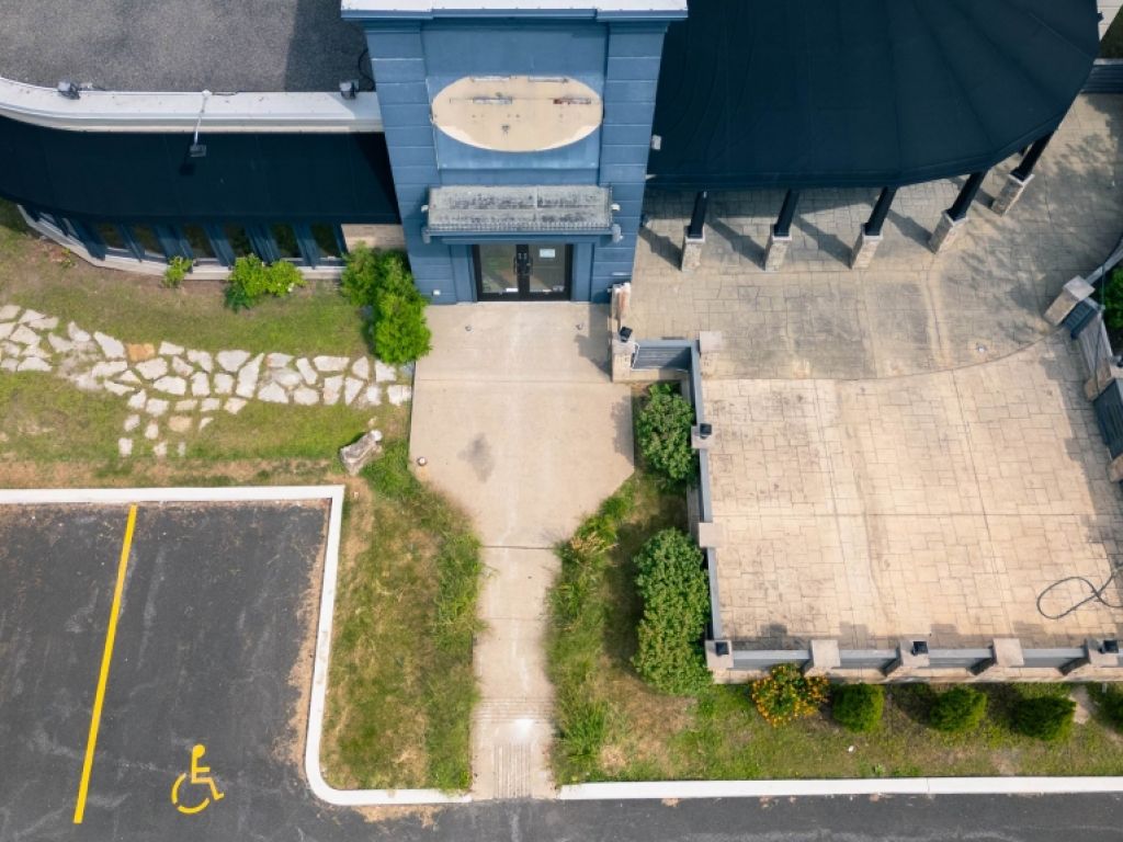 Office space for rent, 2,031 sq. ft. Boucherville.