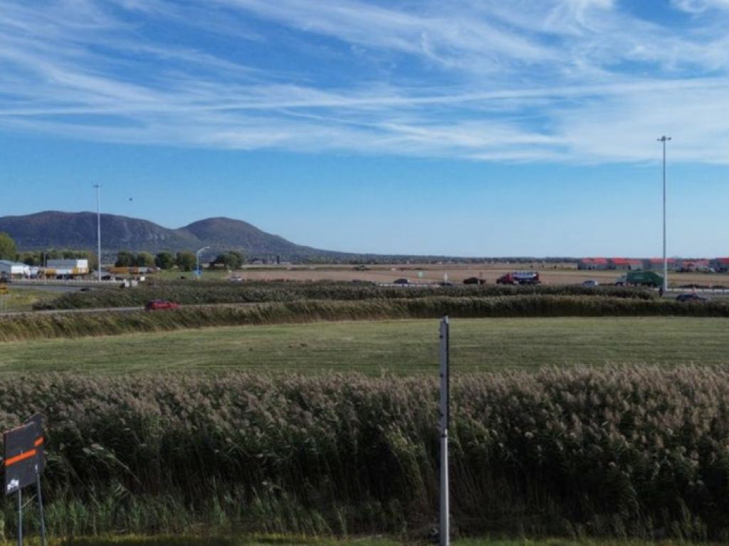 Superbe Local  18000' Industriel et/ou Commercial-Showroom-bureaux A louer