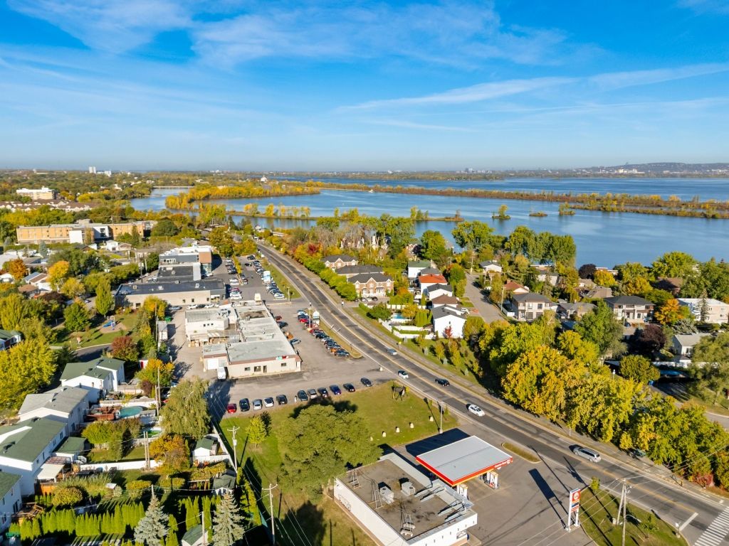 1,307 sq. ft. corner commercial space in Delson