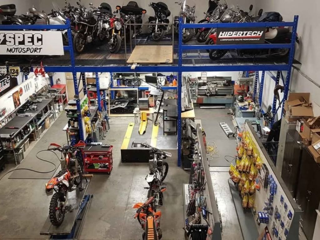 Local industriel cl en main  1 800 pi + mezzanine, porte garage 14, compresseur et racking inclus (Varennes)