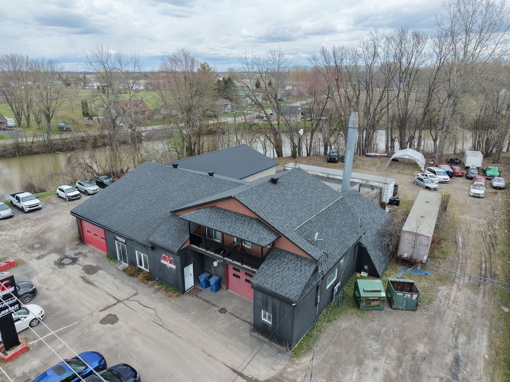 5-Door Garage for Sale in Berthierville, Lanaudiere