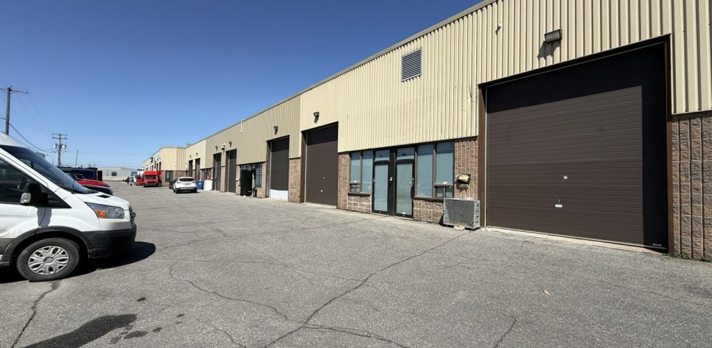 Espace industriel &agrave; louer Laval - For Rent