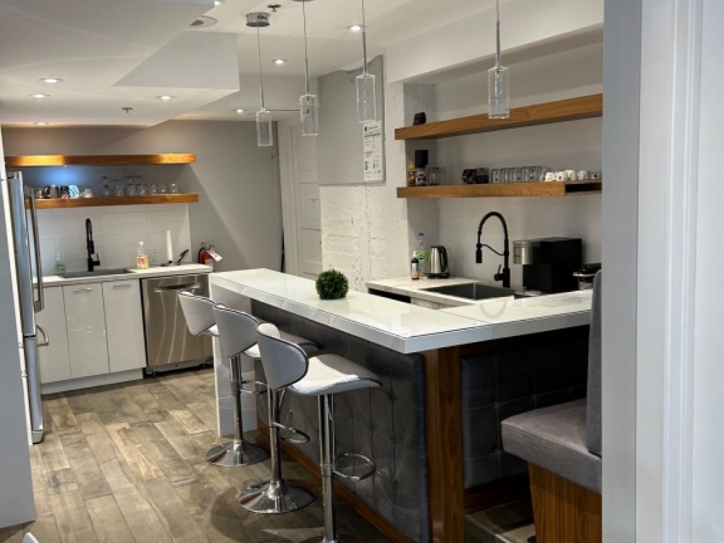 Bureaux a louer moderne avec salles de conference, Cuisine et Stationnement
