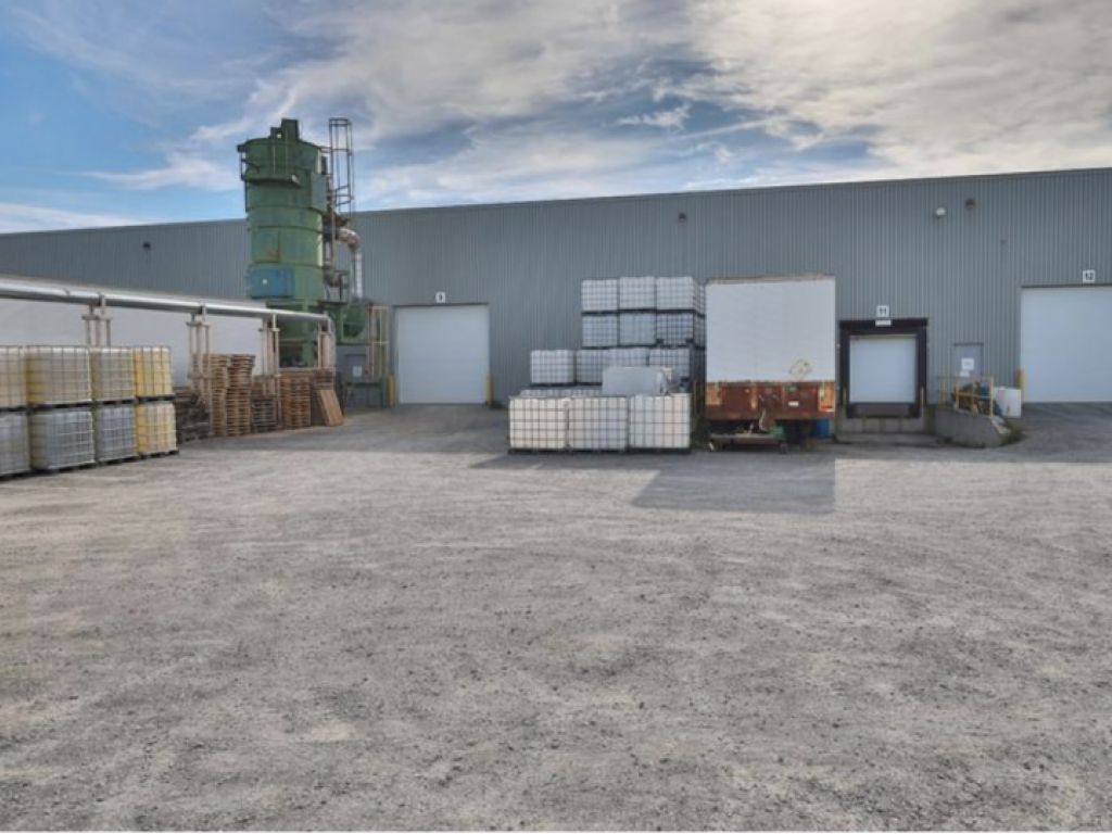 Superbe Local  18000' Industriel et/ou Commercial-Showroom-bureaux A louer