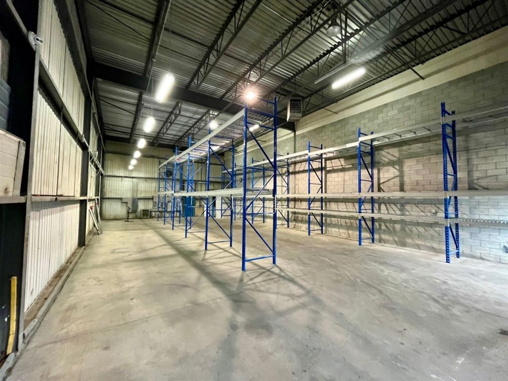Espace industriel de �2 450 pi� � louer � 523, boul. du Cur�-Boivin, local C, Boisbriand