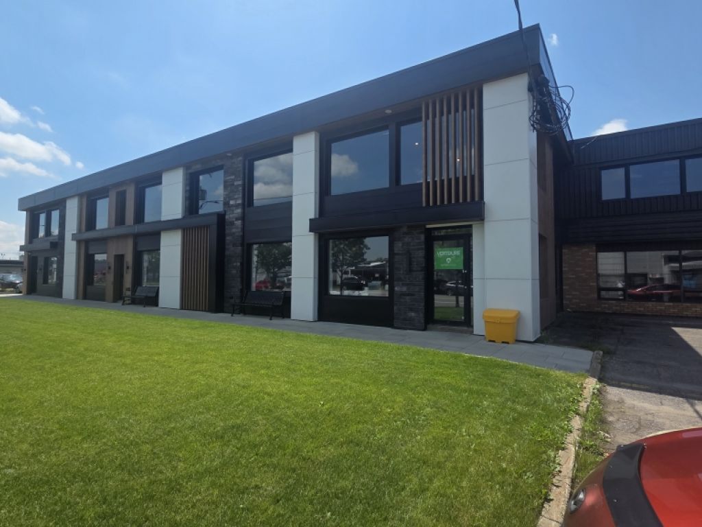 Espace complet de bureaux et entrept  Parc industriel Cardinal