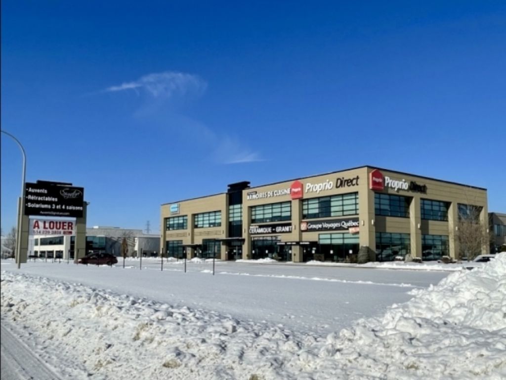 3000 sq ft (possibility of 6000 sq ft. corner unit) commercial Space on service road Aut 15 in Laval