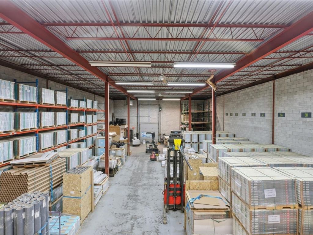 B�tisse industrielle � 8905 Boul. Henri-Bourassa O., Montr�al (Saint-Laurent)