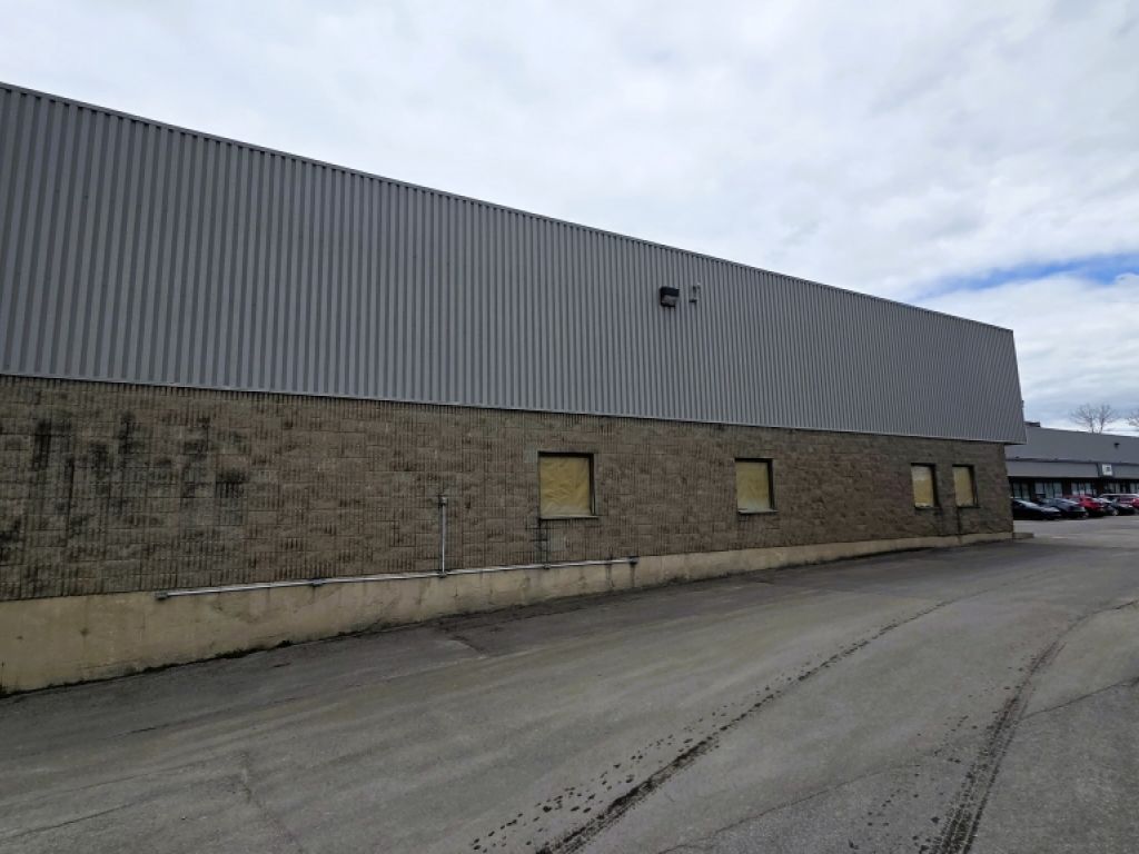 LOCAL INDUSTRIEL SECTEUR LES SAULES