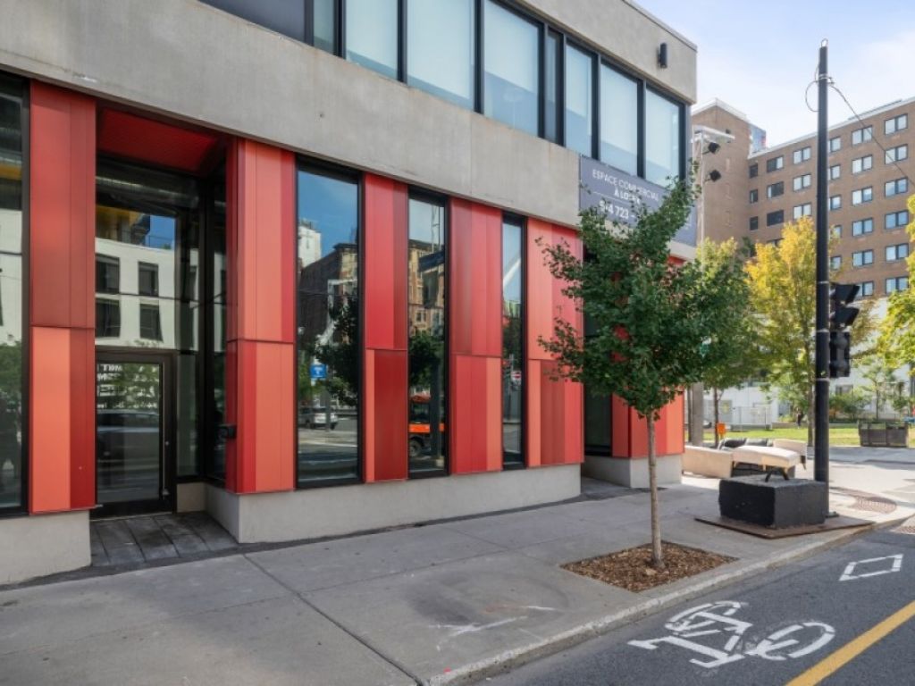 Corner retail space for rent in Quartier des spectacles