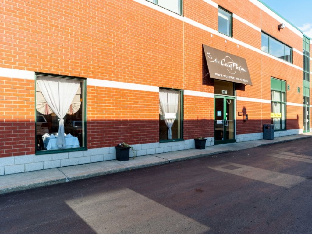 LOCAL COMMERCIAL � LOUER 1250 PIED CARR�S