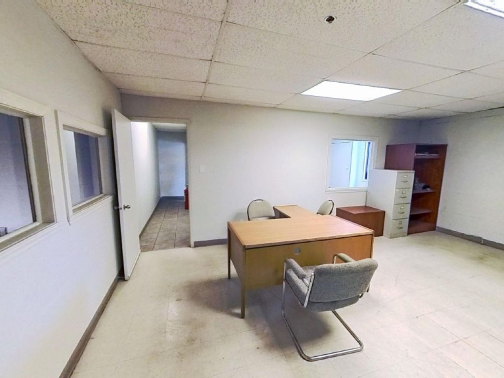 Local industriel avec bureaux � Parc Colbert � Sainte-Foy