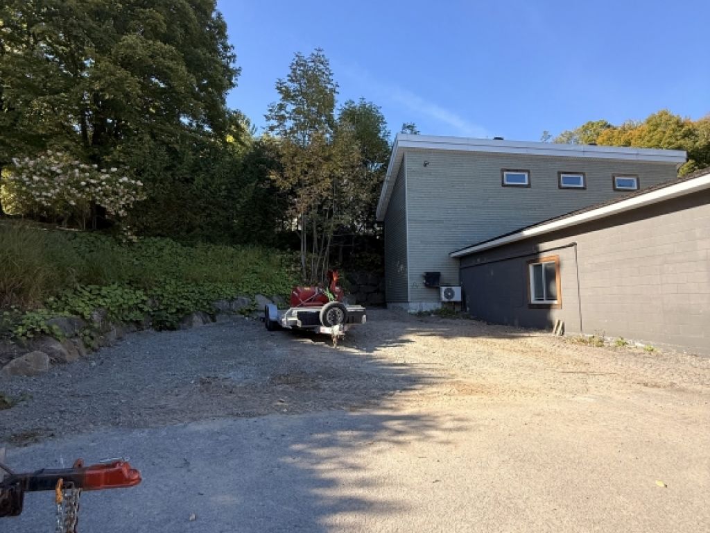 Commercial Property for Lease � Office & Garage Space