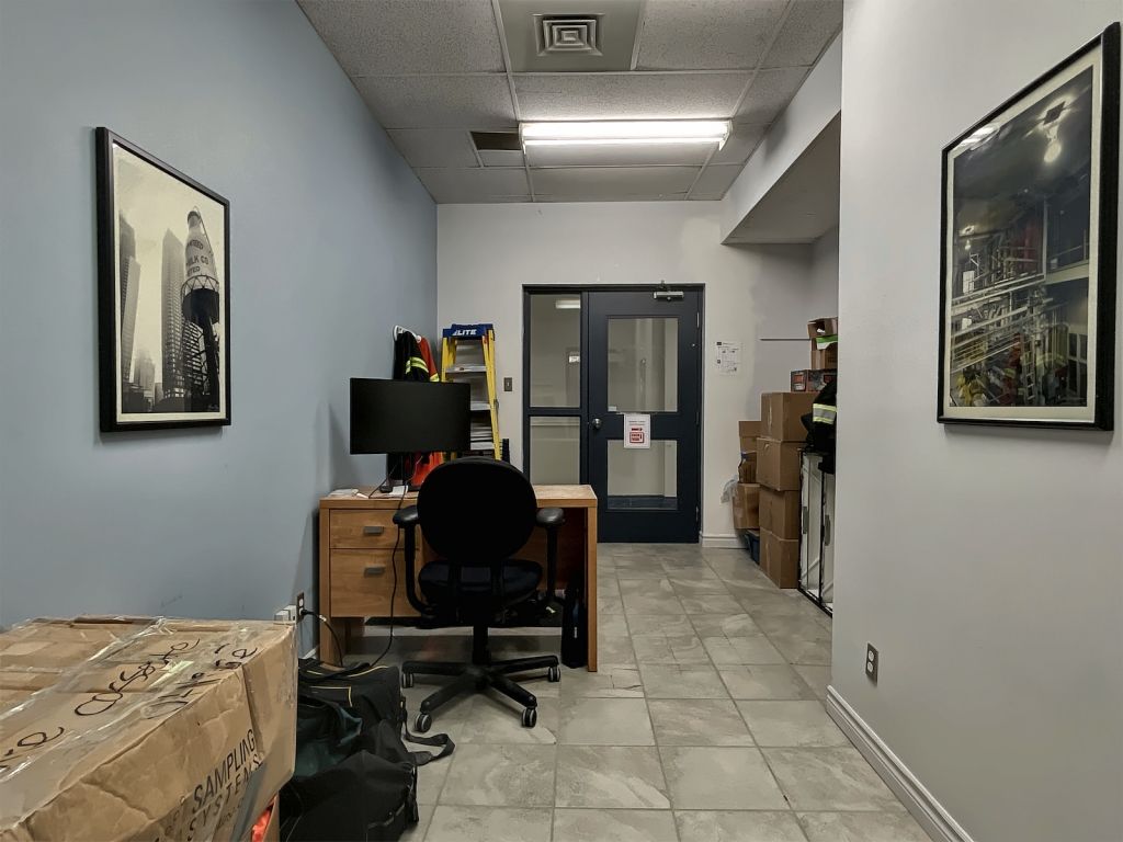 Industrial/Commercial space for lease - Jonqui�re - 200 to 11 000 ft2 