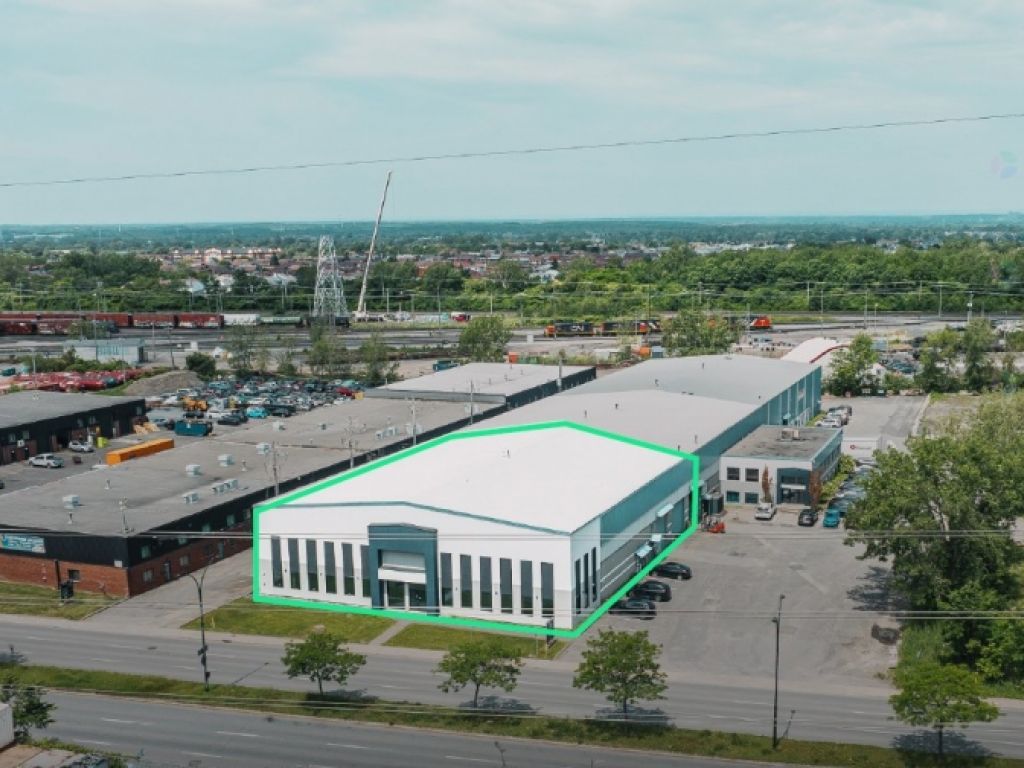 Warehouse for rent of 15,809 square feet with garage doors and crane