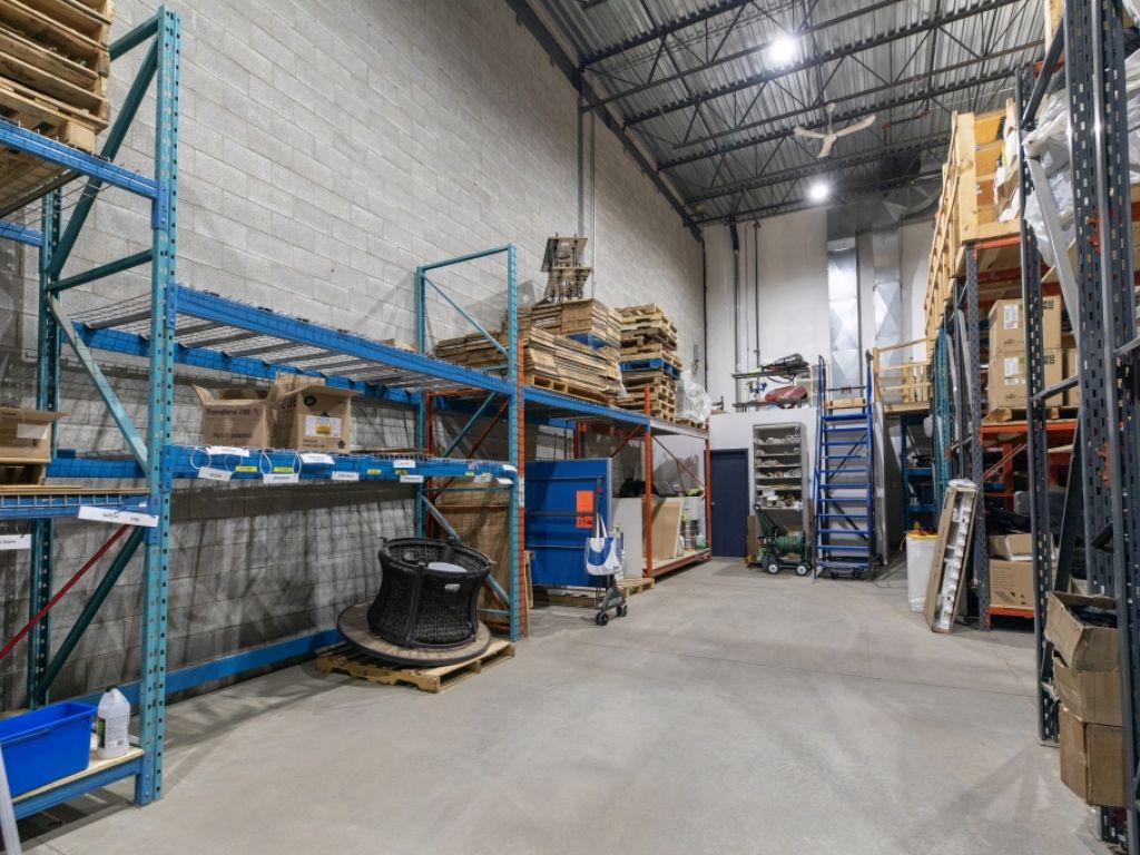 Industrial space for rent | Laval | 2,360 sq. ft. 