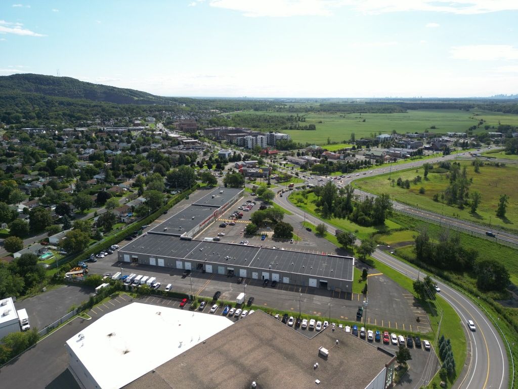 Local 4 000 pi� bureaux + entrep�t � louer, Place Nobel, Sainte-Julie