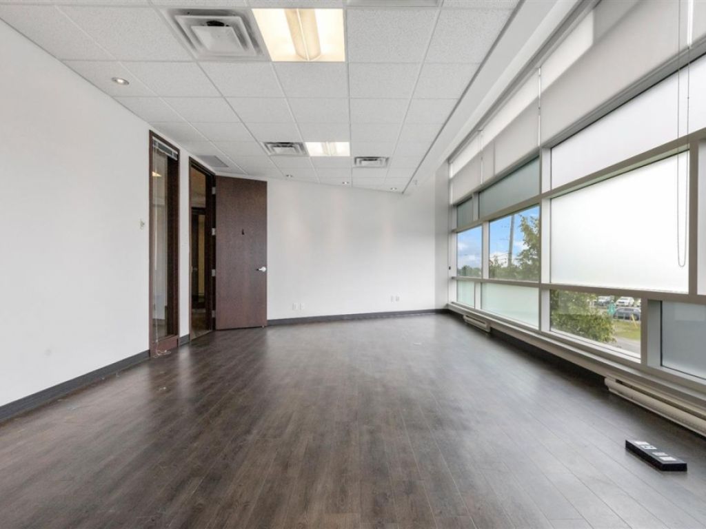 Office space for lease - 20865 Ch. de la C�te N., local 200A