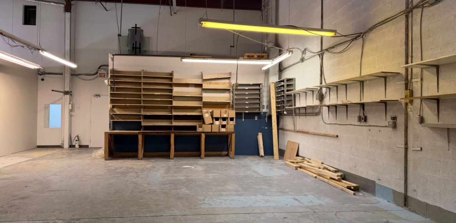 Espace industriel &agrave; louer de 1500 pi&sup2; avec bureau ferm&eacute; et quai de chargement Emplacement id&eacute;al - &Agrave; louer