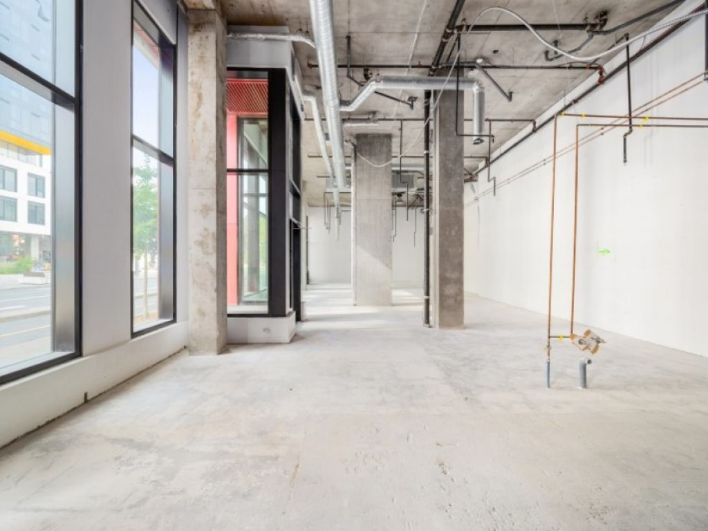 Corner retail space for rent in Quartier des spectacles